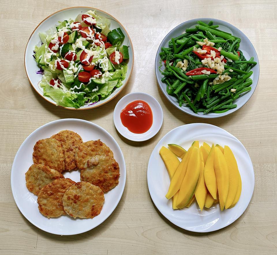 Chả cốm - Ngọn su su xào tỏi - Salad - Xoài