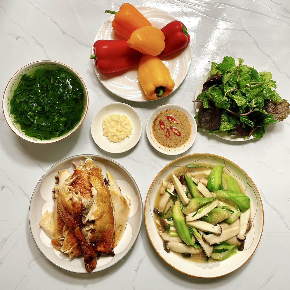 &nbsp;Gà nướng - Nấm đùi gà xào mướp - Canh mồng tơi -&nbsp;Ớt chuông