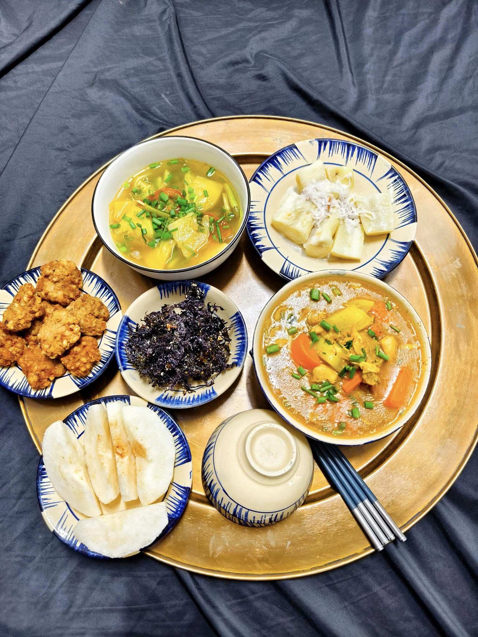 Chả cốm - Rong biển cháy tỏi - Thịt gà hầm rau củ - Canh chua - Sắn hấp cốt dừa - Lê