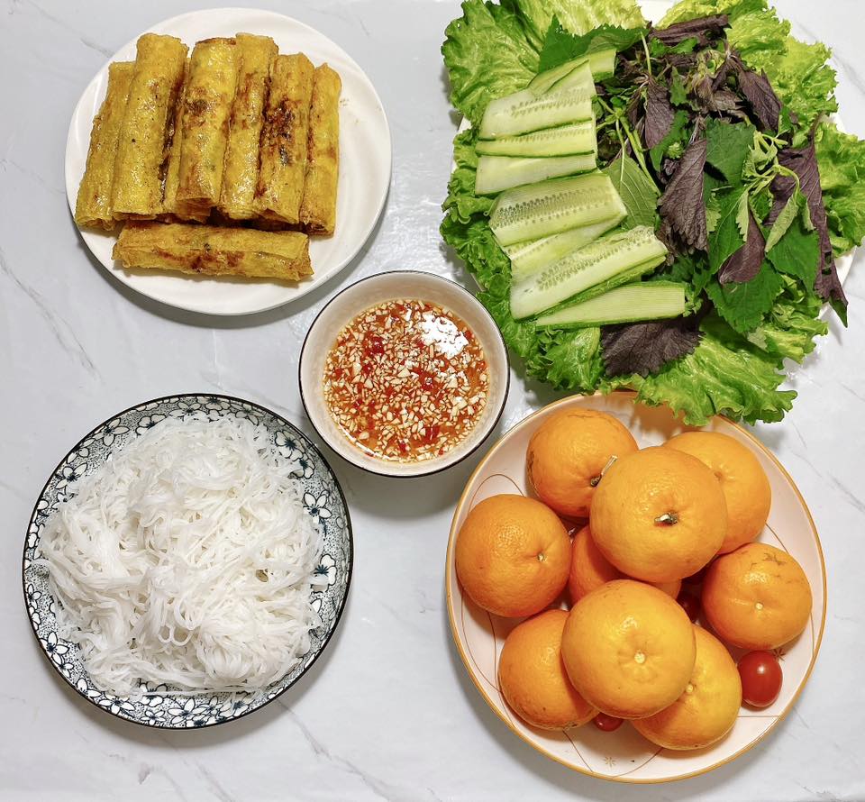 Ram bắp ăn kèm bún, rau sống - Cam