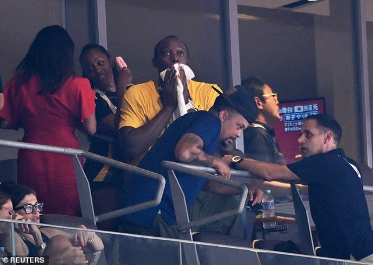 Usain Bolt (áo vàng) có mặt tại Nhật Bản, rất kinh ngạc trước khả năng bứt tốc của Gout