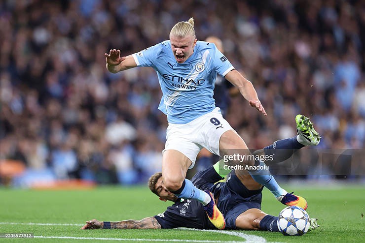 Di Lorenzo trở thành tội đồ của Napoli sau pha vào bóng với Haaland