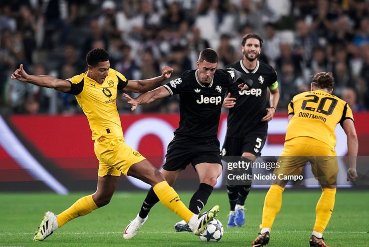 Vlahovic được kỳ vọng trở thành phương án thay thế xứng đáng cho Lewandowski đã ở tuổi 37