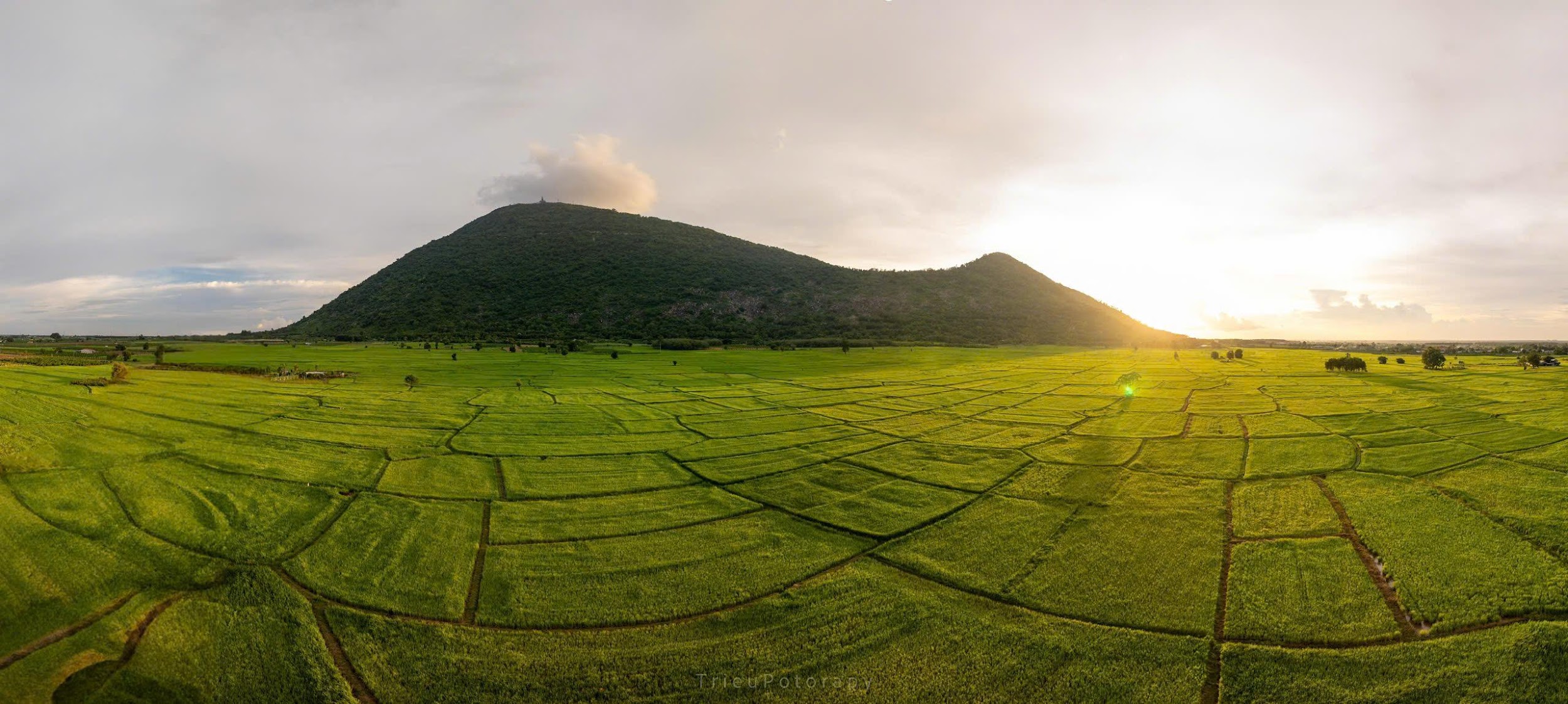 Mây che đỉnh núi, gió thổi hương đồng là vẻ đẹp độc đáo ở vùng núi Bà, Tây Ninh. Ảnh: Hải Triều