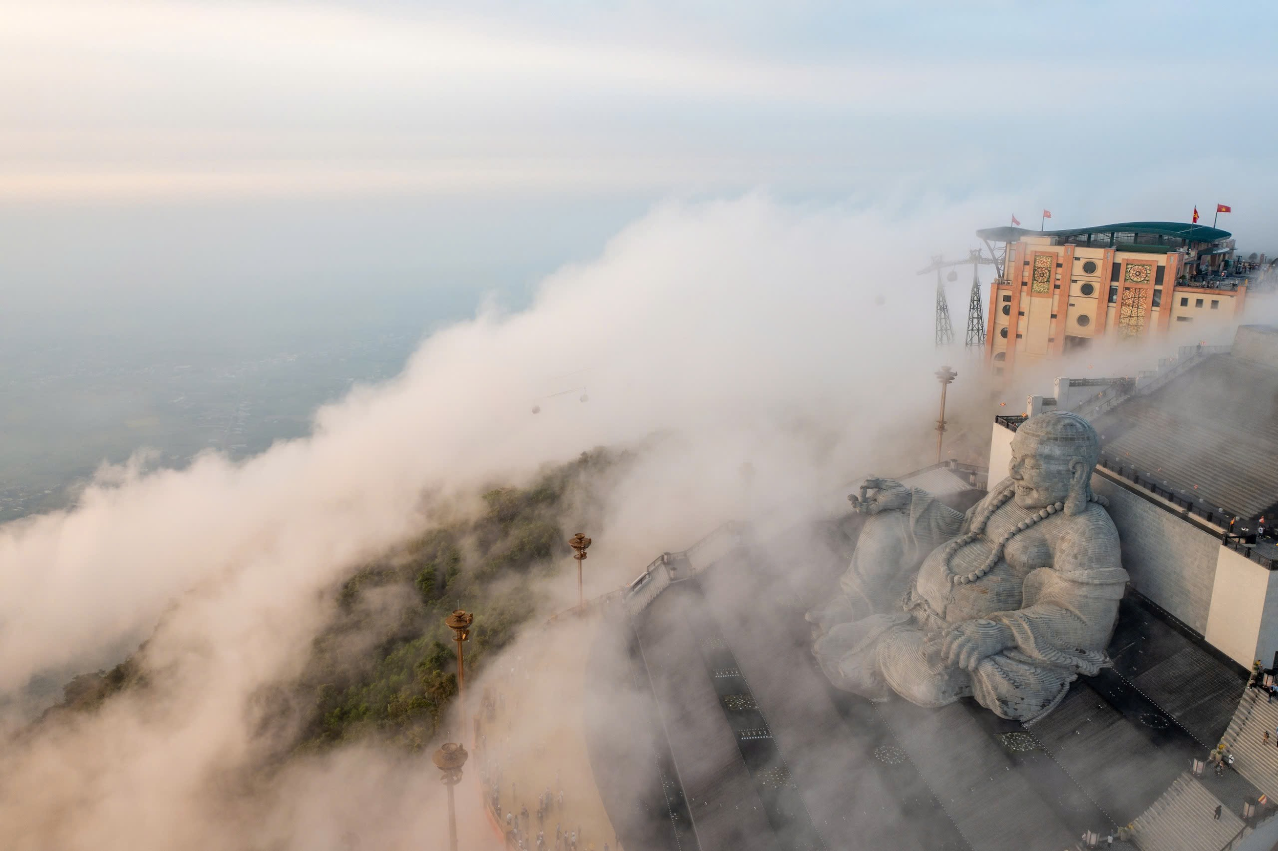 Tượng Di Lặc Bồ Tát trong biển mây. Ảnh: Sun World Ba Den Mountain