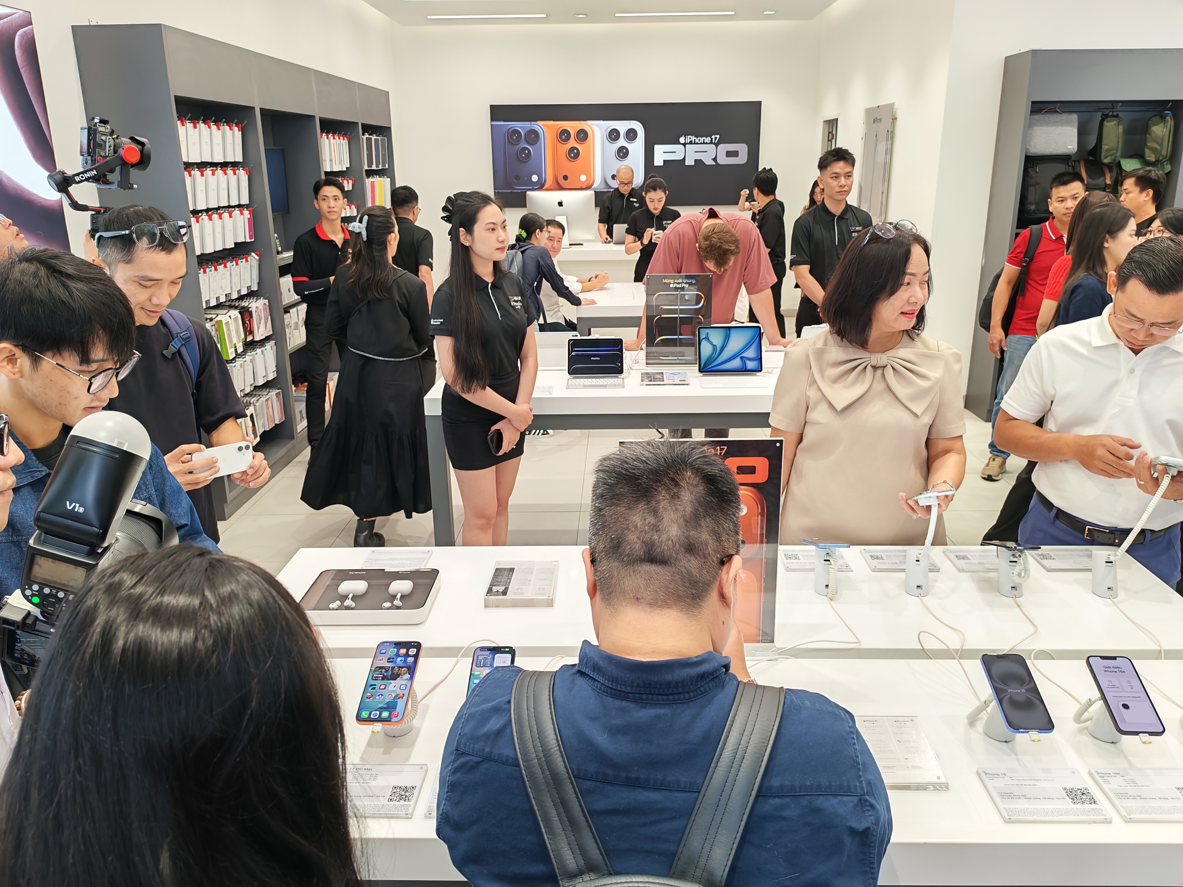 Dòng người "rồng rắn" chờ trên tay iPhone 17 chính hãng đầu tiên tại Việt Nam - 6