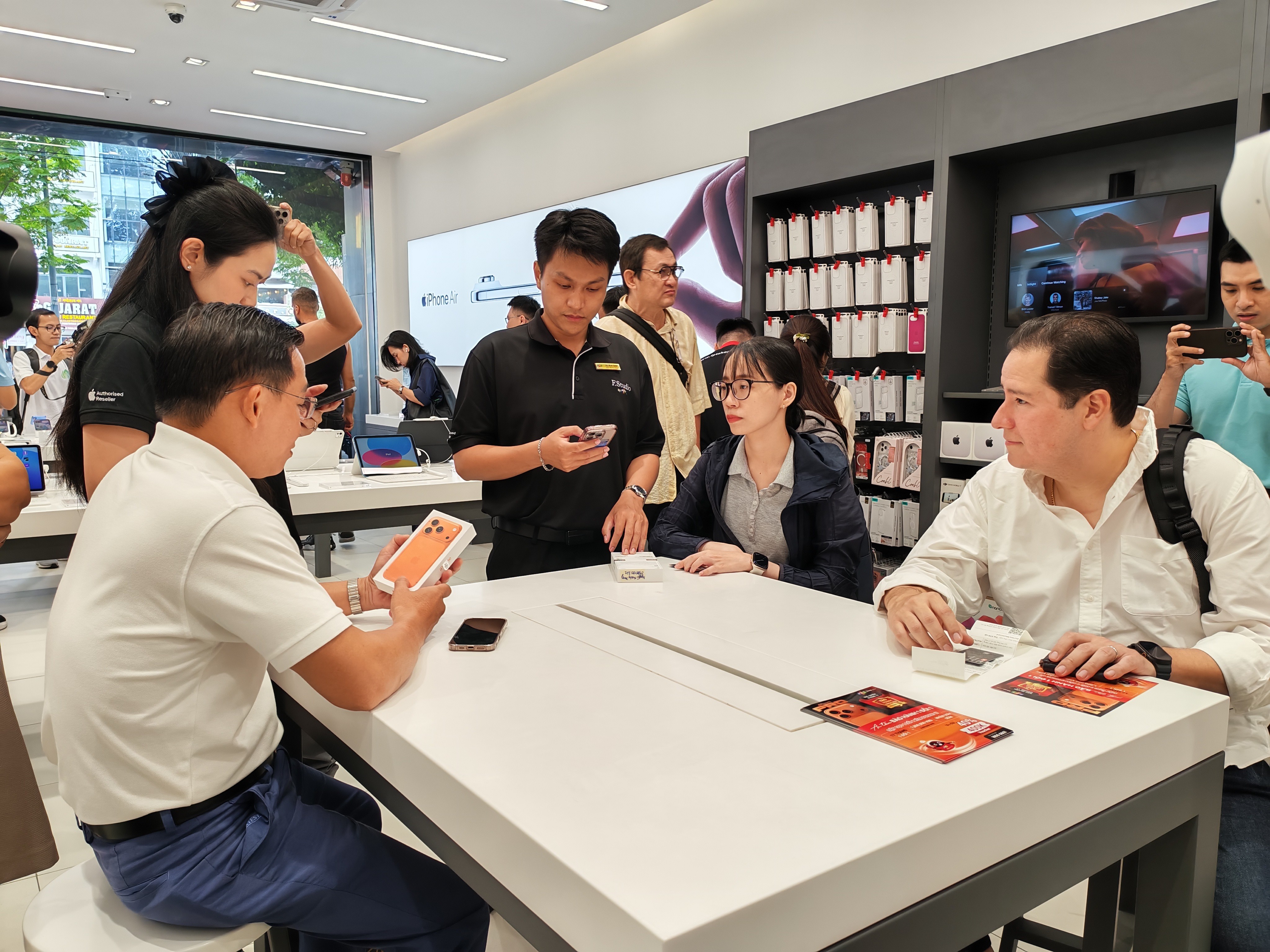 Dòng người "rồng rắn" chờ trên tay iPhone 17 chính hãng đầu tiên tại Việt Nam - 7