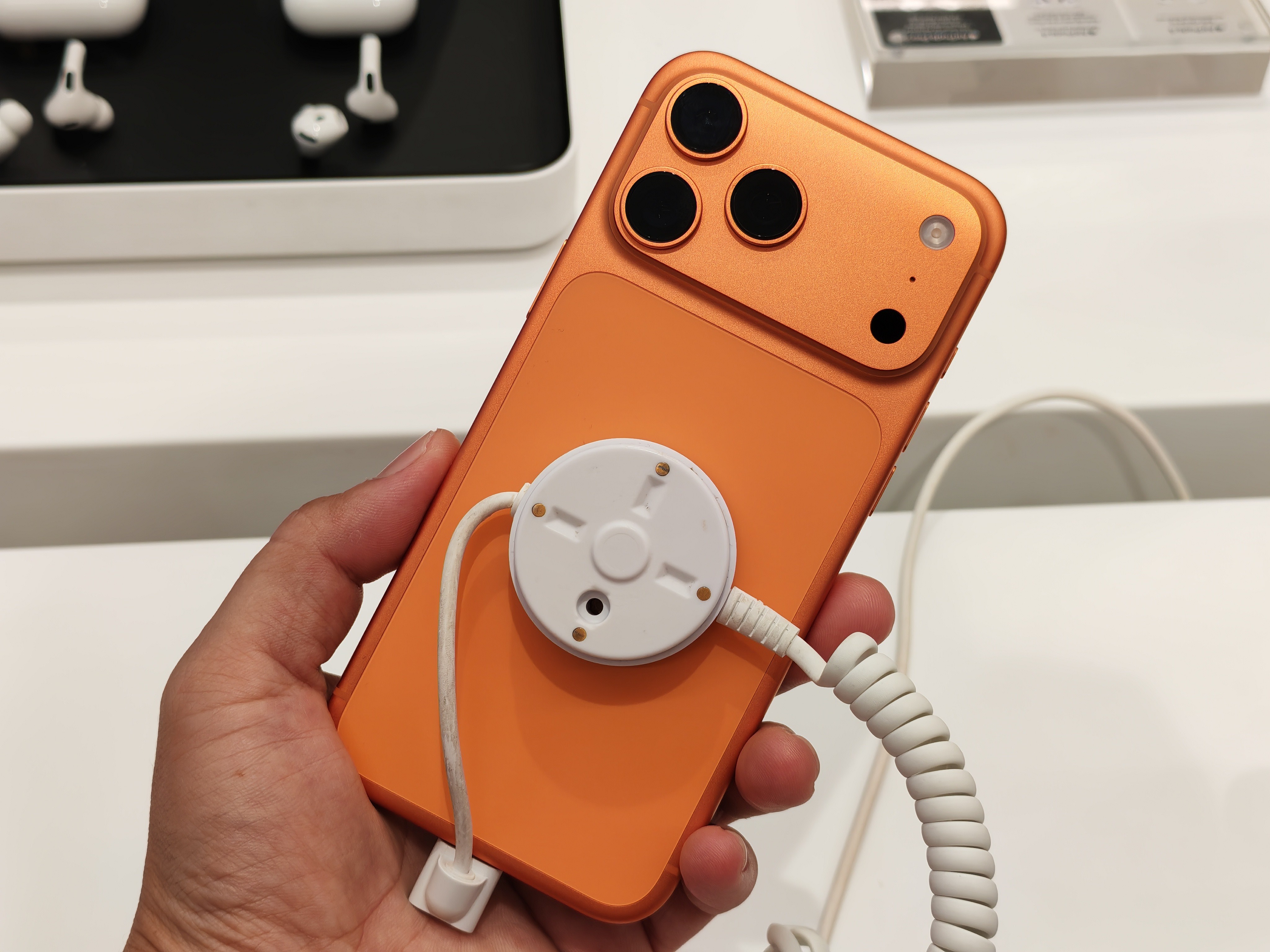 Dòng người "rồng rắn" chờ trên tay iPhone 17 chính hãng đầu tiên tại Việt Nam - 12