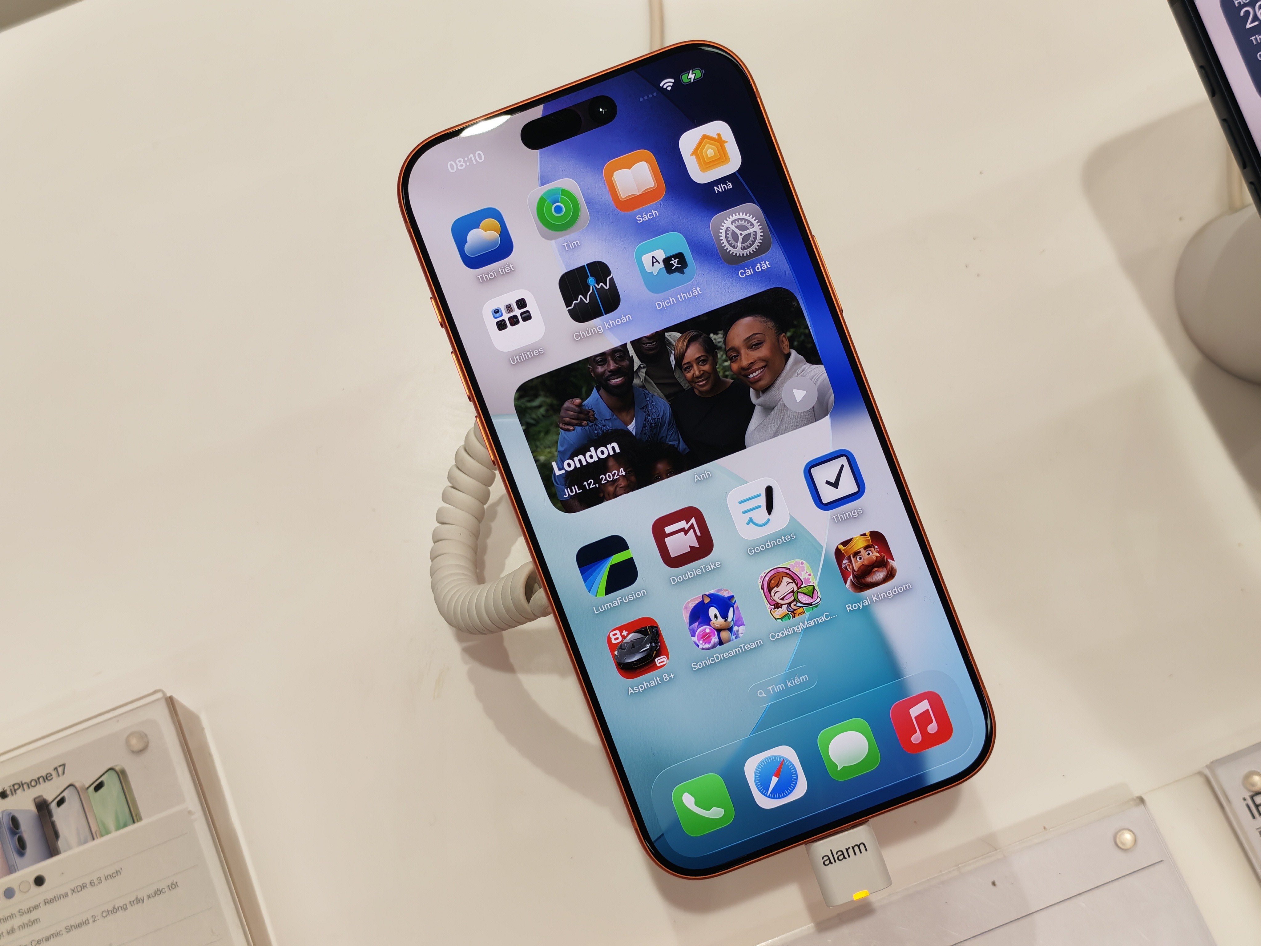 Dòng người "rồng rắn" chờ trên tay iPhone 17 chính hãng đầu tiên tại Việt Nam - 11