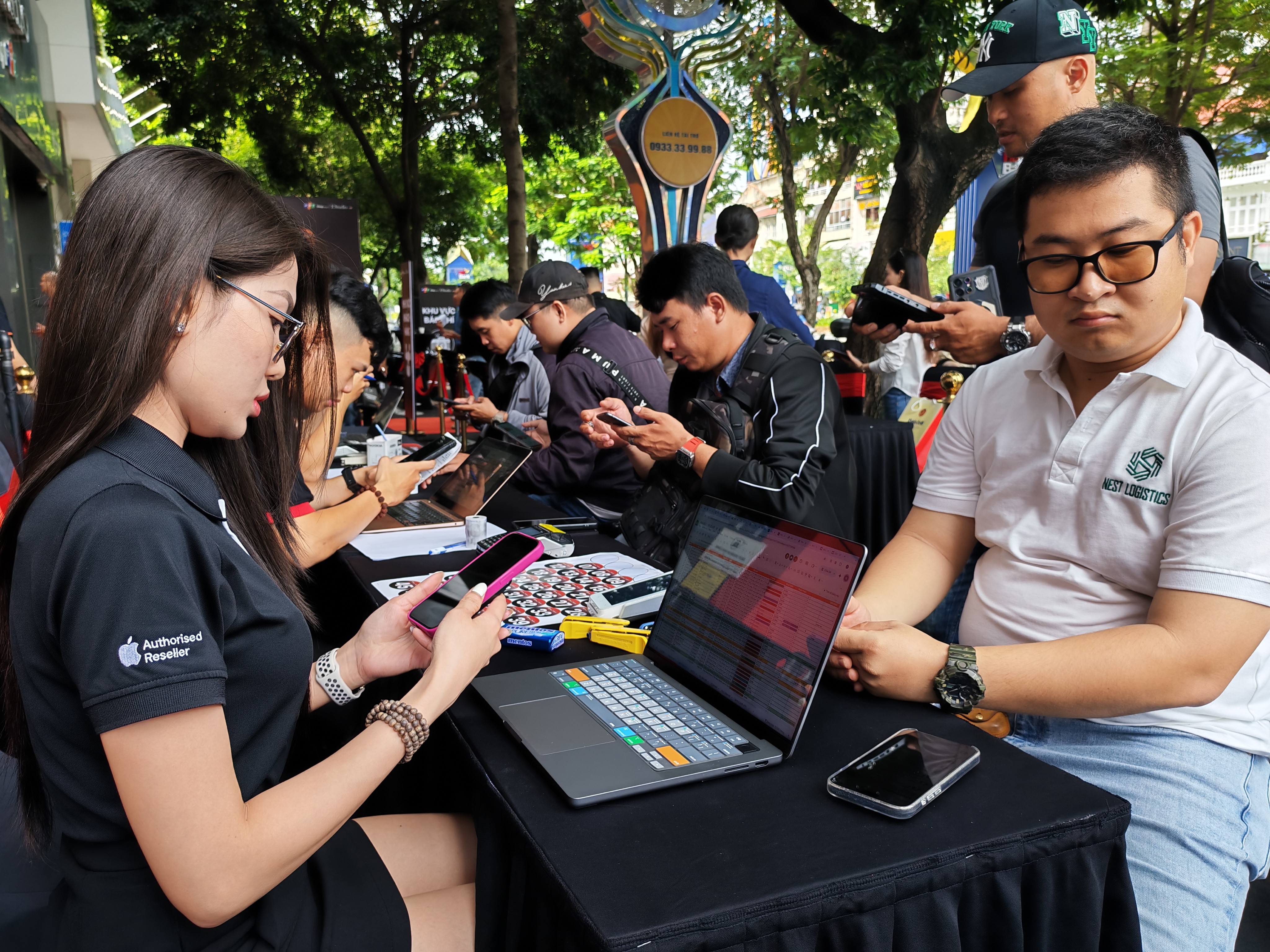 Dòng người "rồng rắn" chờ trên tay iPhone 17 chính hãng đầu tiên tại Việt Nam - 8