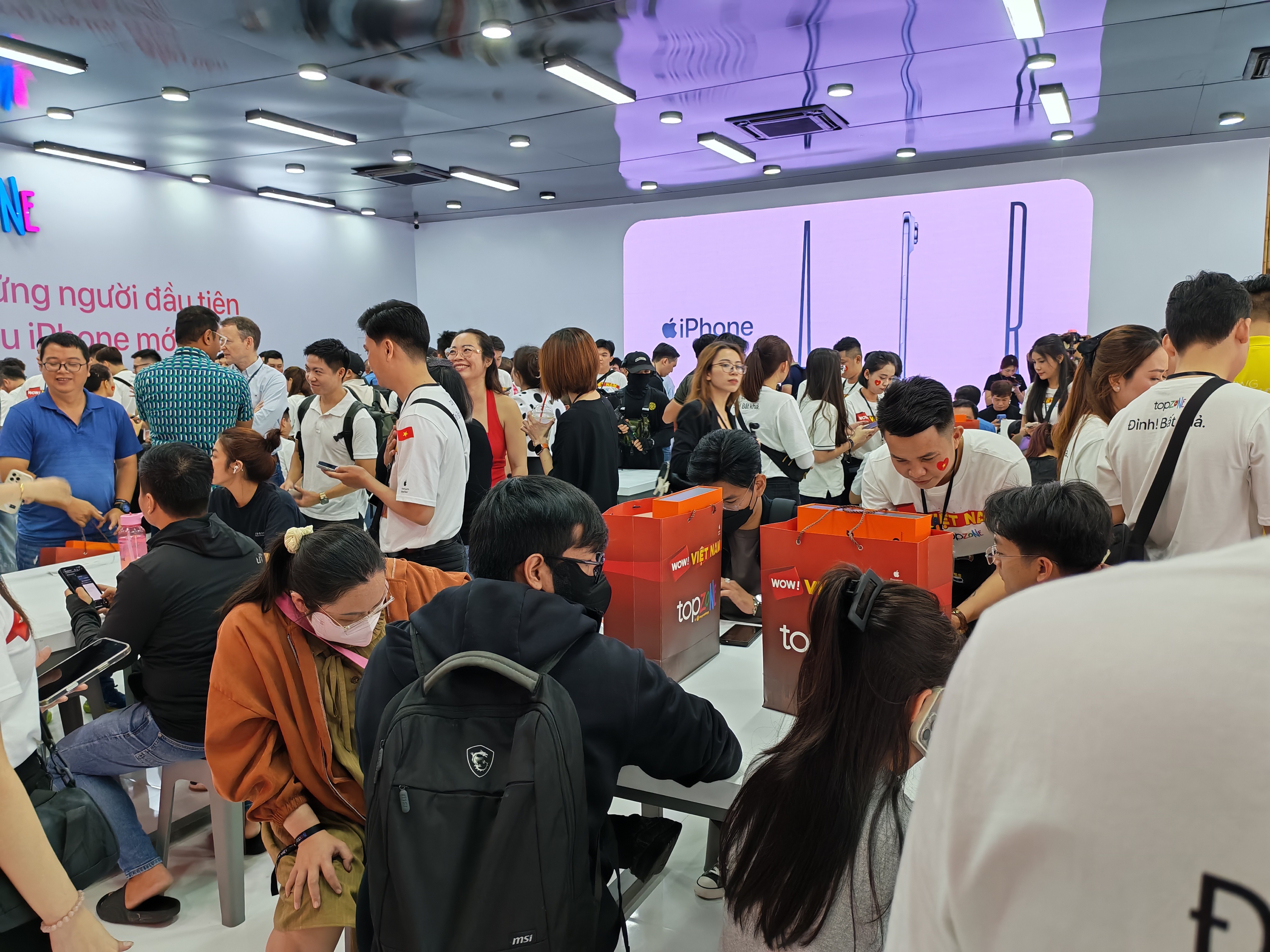 Dòng người "rồng rắn" chờ trên tay iPhone 17 chính hãng đầu tiên tại Việt Nam - 10