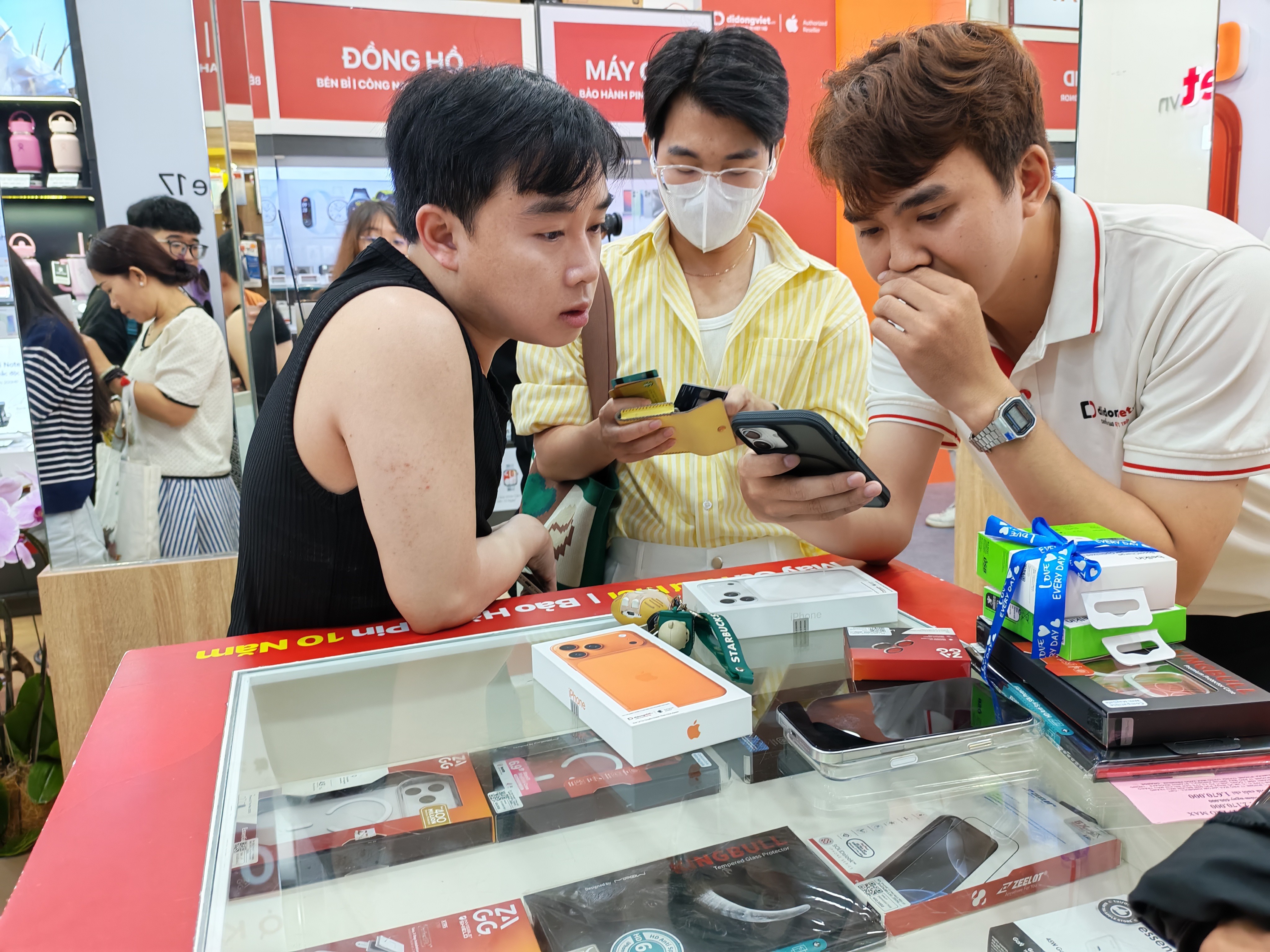 Một số hình ảnh khách hàng nhận iPhone 17 series và iPhone Air tại các AAR sáng 19/9.