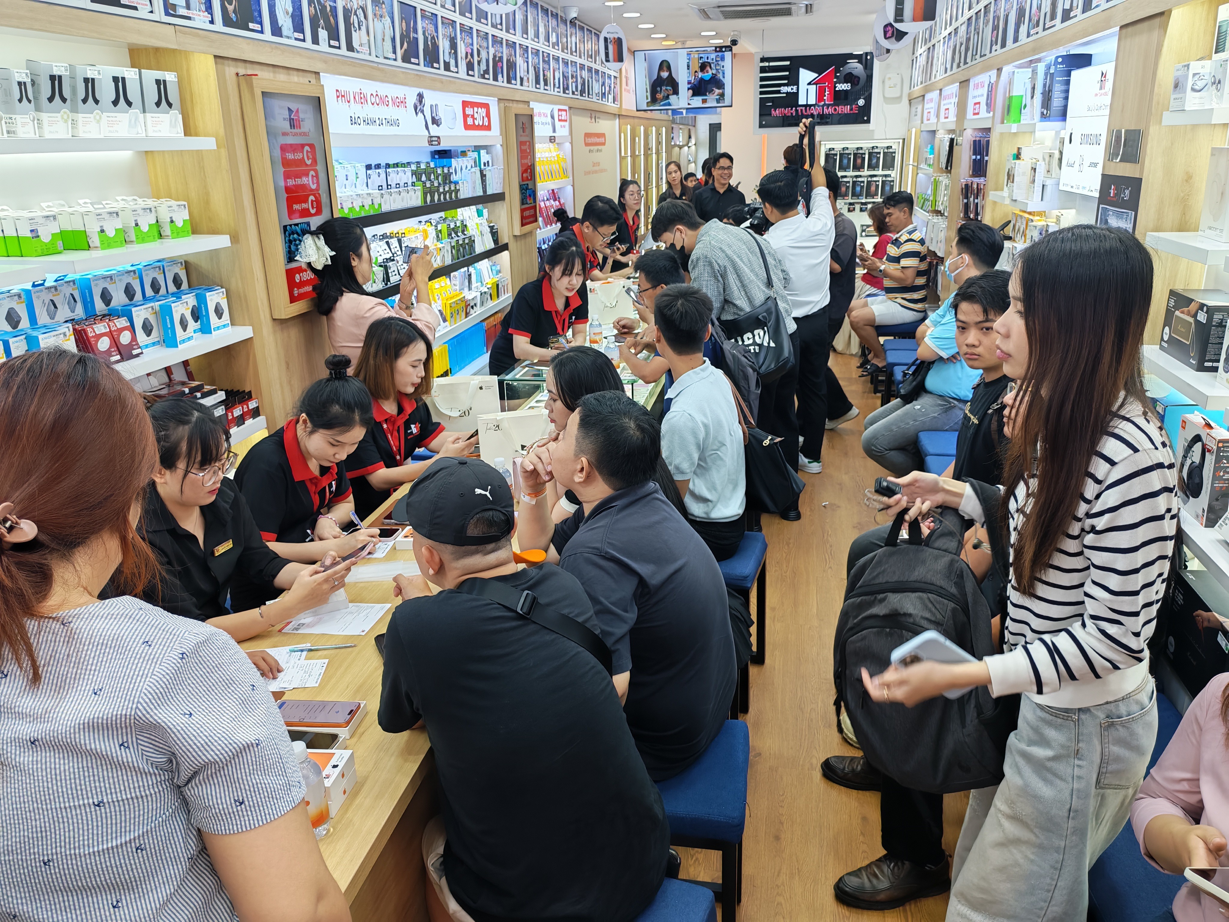 Một số hình ảnh khách hàng nhận iPhone 17 series và iPhone Air tại các AAR sáng 19/9.