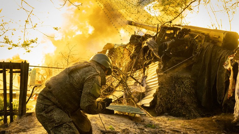 Binh sĩ Nga khai hỏa pháo tự hành 2S5 Giatsint-S ở mặt trận thành phố Pokrovsk, miền đông Ukraine. Ảnh: Sputnik.