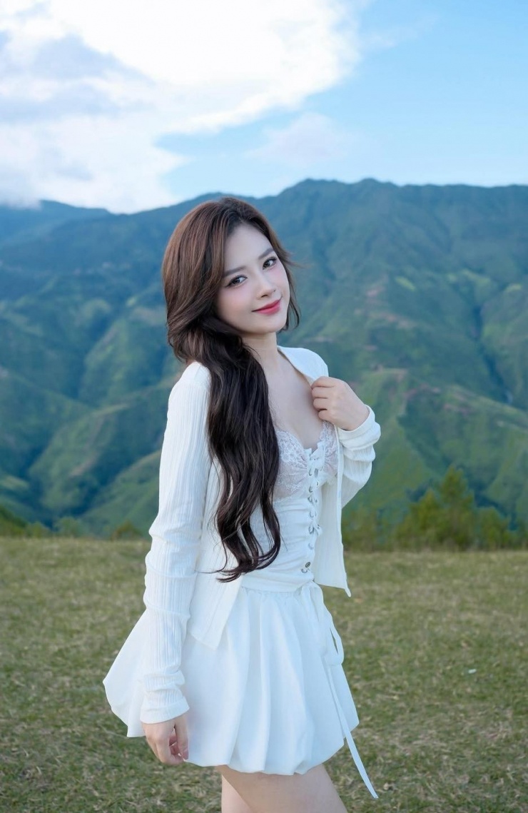 Trong loạt hình ảnh được chia sẻ mới đây, Dương Hoàng Yến chọn diện váy trắng đơn giản nhưng đầy tinh tế khi dạo chơi ở vùng cao.