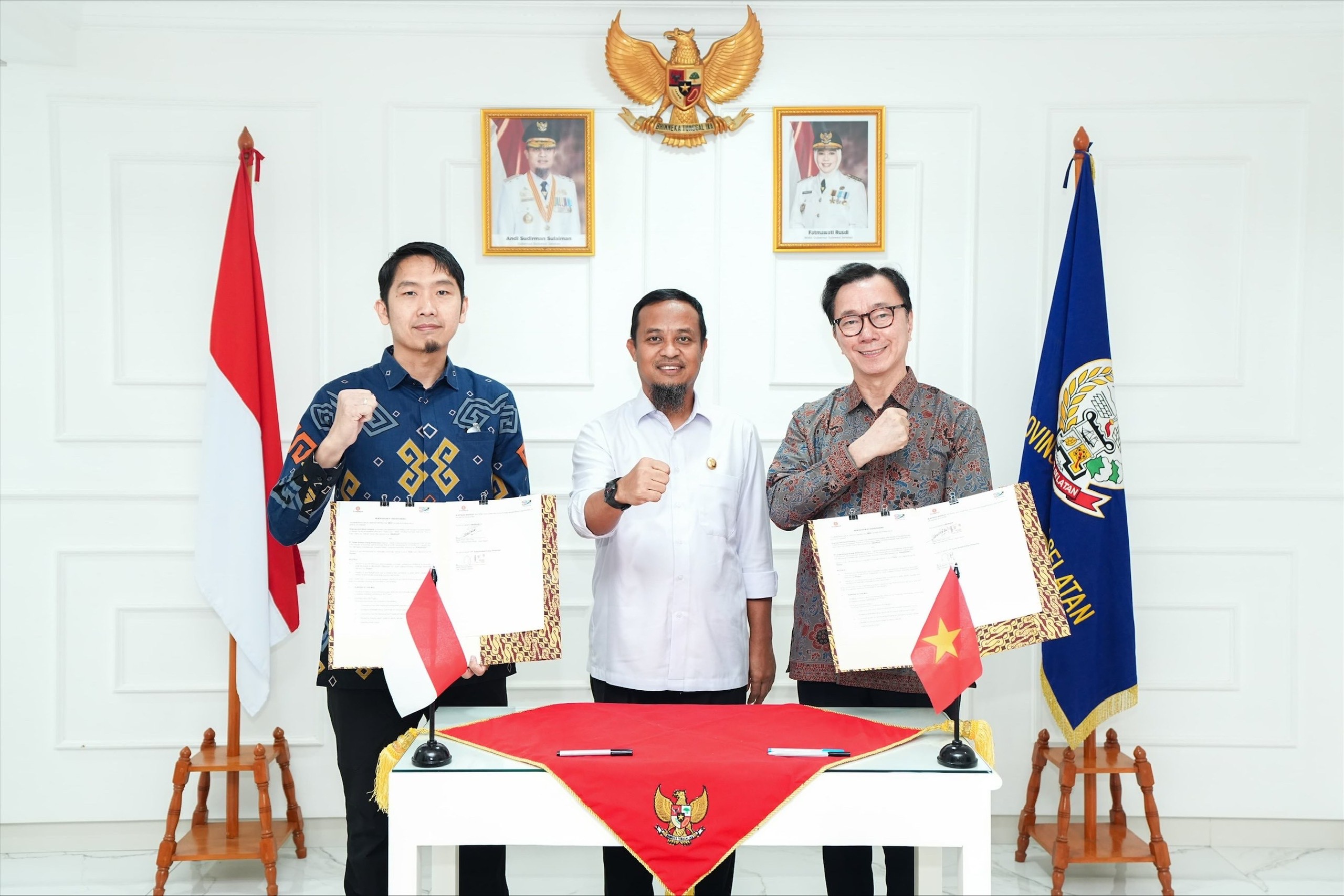Lễ ký kết hợp tác có sự tham dự của ông Andi Sudirman Sulaiman, Thống đốc tỉnh Nam Sulawesi (đứng giữa), và các lãnh đạo cấp cao của hai doanh nghiệp.