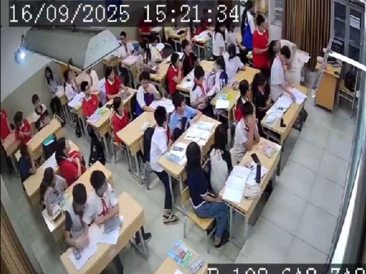 Học sinh túm tóc, ghìm người cô giáo xuống để giành lại đồ vật sắc nhọn (ảnh cắt từ clip)