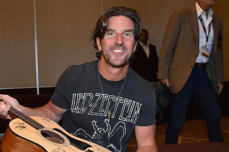 Nam nhạc sĩ Brett James.