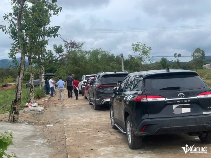 Xe ô tô nối đuôi nhau đổ về vùng quê xã Toàn Lưu tìm mua đất.