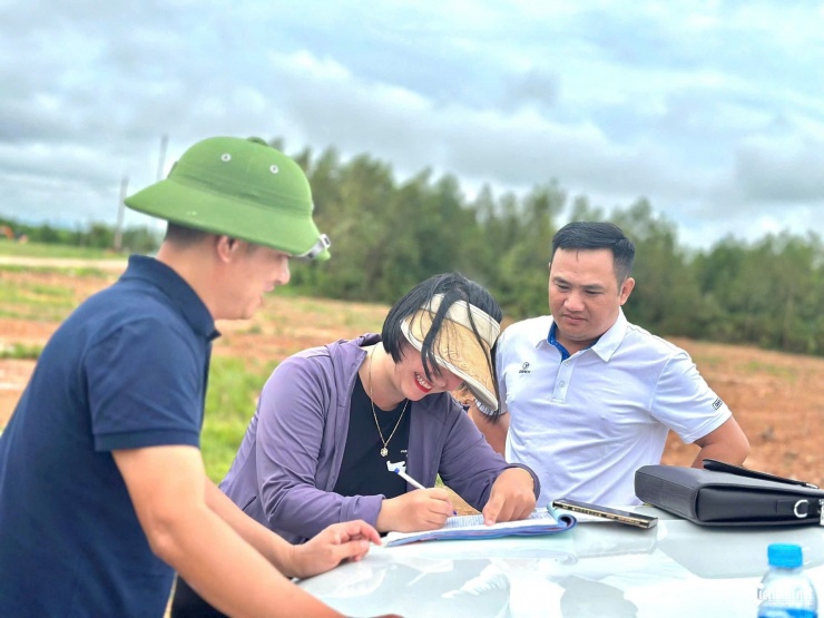 Việc mua bán, viết giấy mua bán đất tại vị trí thôn Trung Tâm, xã Toàn Lưu.