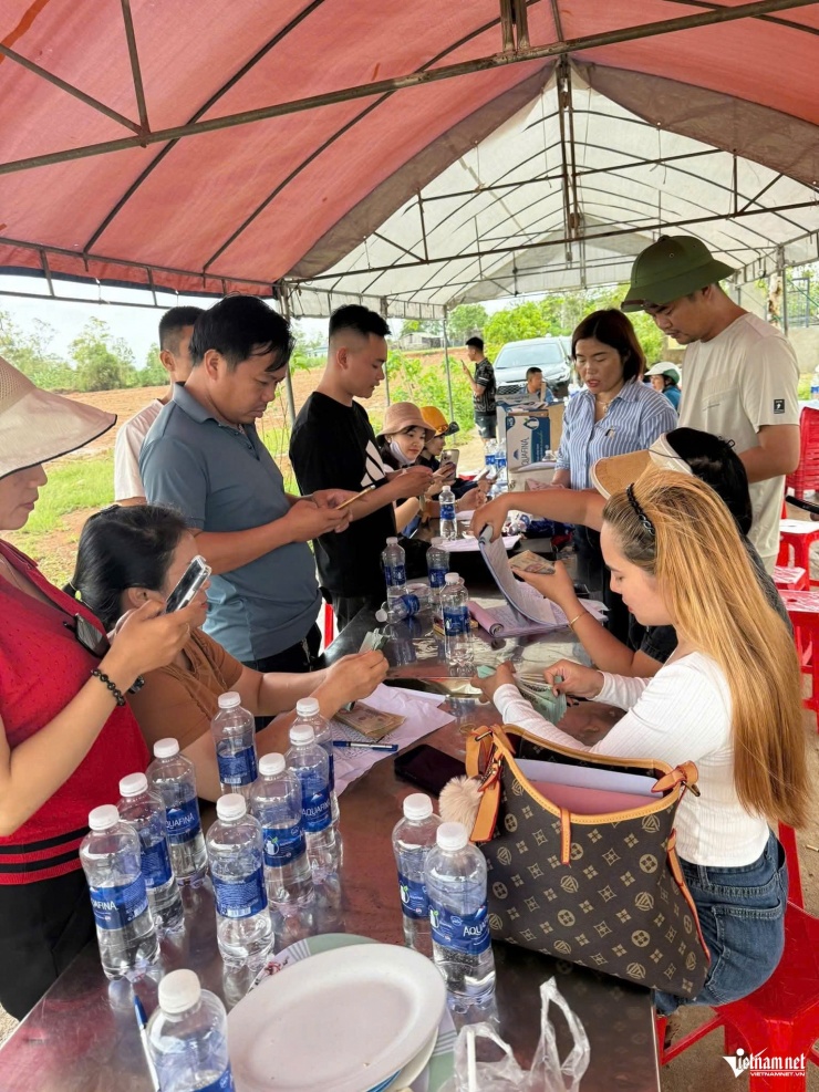 Nhóm người đã dựng rạp ngay tại khu đất để thương thảo. 