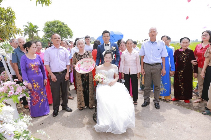 Cô dâu, chú rể nhận lời chúc phúc của gia đình, họ hàng và bạn bè