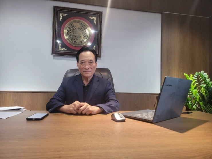 Theo TS. Nguyễn Trí Hiếu, dự báo giá vàng đi xuống là có thể nhưng chỉ mang tính tương đối do giá vàng phụ thuộc chặt chẽ vào diễn biến chính sách tiền tệ toàn cầu và công cụ kiểm soát giá vàng từ Chính phủ, Ngân hàng Nhà nước.