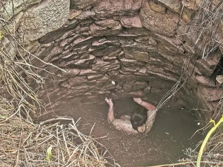 Người phụ nữ không may bị rơi xuống giếng sâu.