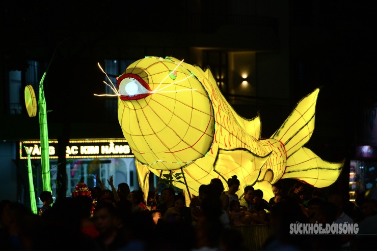 Những con cá chép vàng óng, thân rồng uốn lượn với hàng nghìn chiếc vảy được thiết kế tỉ mỉ khiến cả không gian như bừng sáng. Từng đoàn mô hình di chuyển chậm rãi, hòa cùng ánh đèn rực rỡ, tiếng nhạc và tiếng trống rộn ràng, mang đậm dấu ấn lễ hội Trung thu xứ Tuyên.
