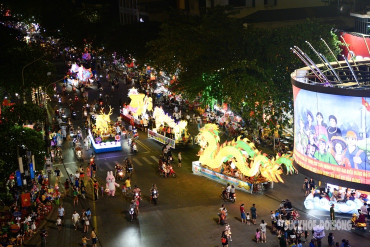 Toàn cảnh không gian phố phường rực rỡ sắc màu với hàng loạt mô hình khổng lồ nối dài, biến Tuyên Quang thành điểm hẹn lễ hội Trung thu độc đáo.