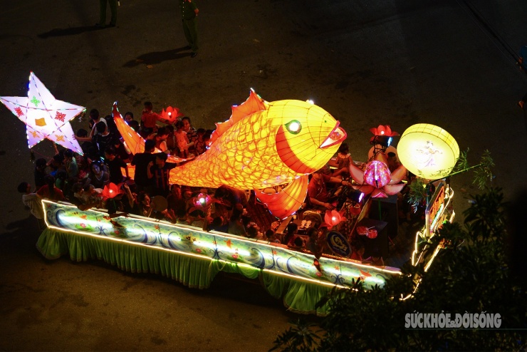 Mô hình cá chép cam khổng lồ, chi tiết vảy và vây được chế tác tinh xảo, trở thành điểm nhấn trong đoàn diễu hành.