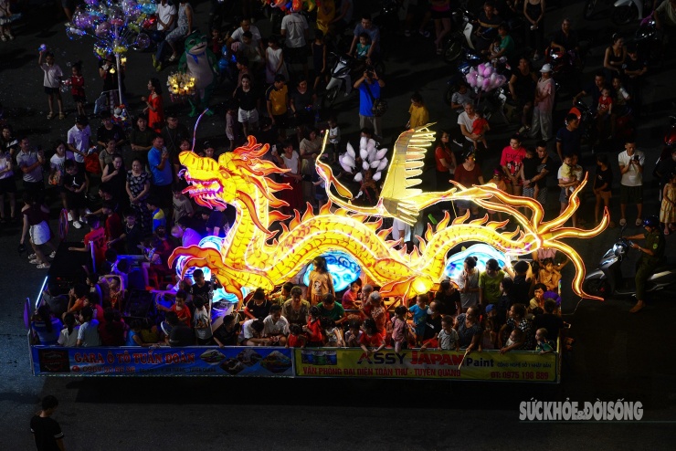 Không chỉ trẻ nhỏ háo hức, mà cả người lớn, du khách thập phương cũng nô nức đổ về phố. Nhiều người tranh thủ ghi lại khoảnh khắc bên mô hình rồng, cá chép để làm kỷ niệm. Những chiếc điện thoại giơ cao liên tục, ghi dấu một không gian Trung thu độc đáo không nơi nào có được.