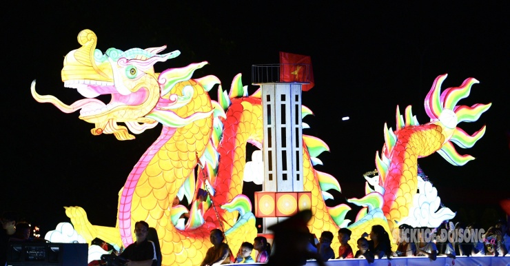 Mô hình rồng rực rỡ sắc màu, phía sau dựng thêm cột cờ Lũng Cú mang biểu tượng quốc gia, vừa hiện đại vừa đậm tính truyền thống.