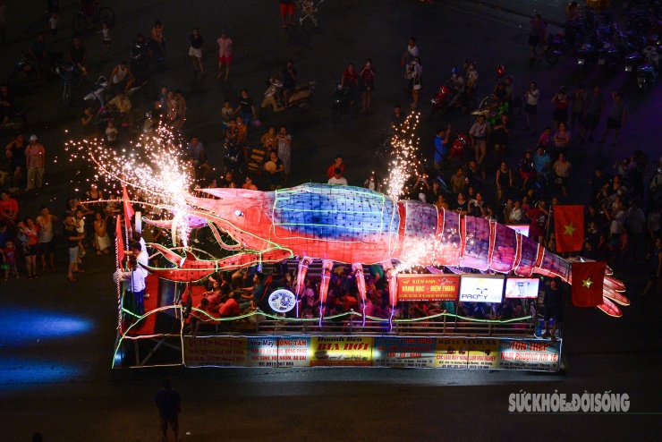 Mô hình tôm phát sáng độc đáo được trang trí thêm hiệu ứng pháo hoa điện, tạo nên không khí náo nhiệt, sôi động trên đường phố Tuyên Quang.