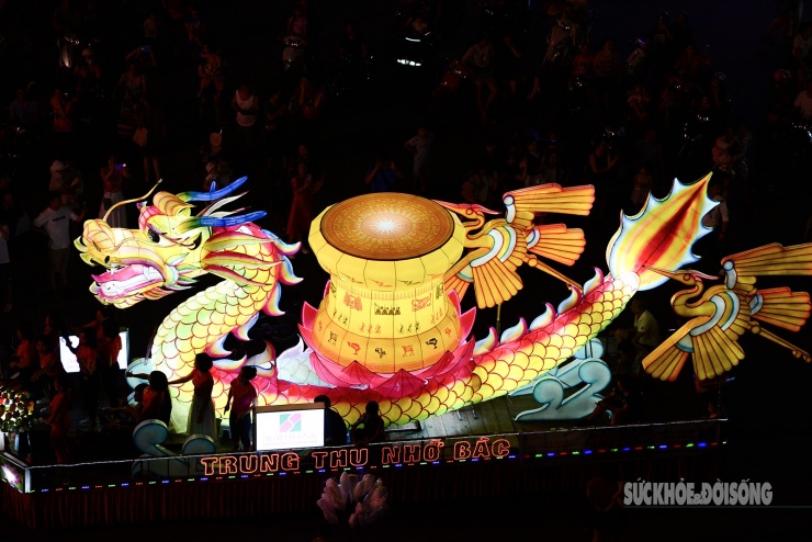 Mô hình rồng vàng uốn lượn ôm lấy trống đồng, kết hợp ánh sáng lung linh, gợi nhắc về bản sắc văn hóa truyền thống Việt Nam.