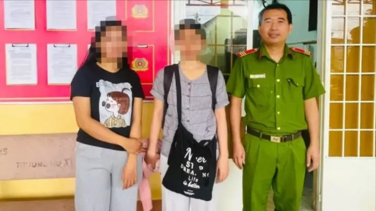Nữ sinh được Công an giải cứu. Ảnh: CA