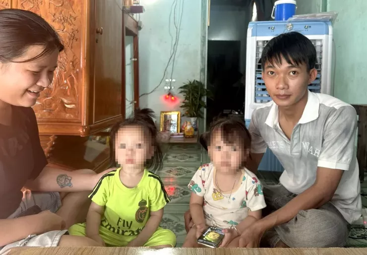 Vợ chồng anh Trần Huỳnh Kiệt vui mừng khi nghe tin được kiến nghị miễn chấp hành án phạt tù. Ảnh: H.H