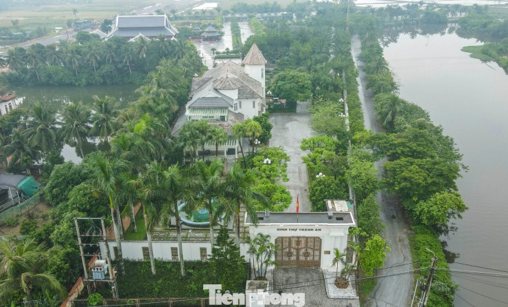 Dinh thự Thành An tọa lạc cạnh quốc lộ 47, phường Sầm Sơn, tỉnh Thanh Hóa. Dinh thự này được người dân quen gọi là tòa “Bạch dinh" của đại gia xứ Thanh- ông Cao Tiến Đoan (còn gọi là " Bầu Đoan" với nhiều công trình hoành tráng, rộng tới 50.000m2.