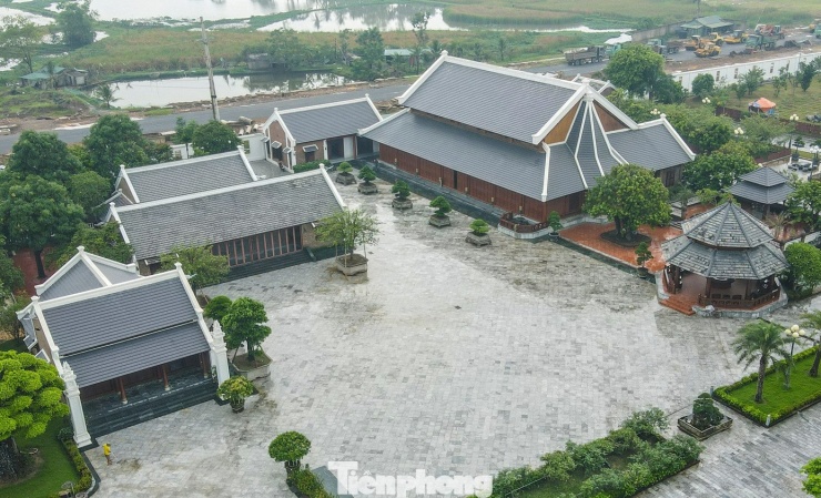 Bên trong là những căn nhà cột gỗ, mái ngói độc đáo. Với kiến trúc Âu – Á, mái lệch, tháp nhọn, sân vườn, vườn cây ao cá… đã tạo thành một quần thể hài hòa.