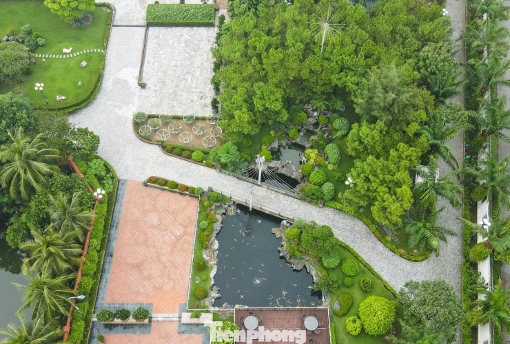 Khuôn viên có nhiều điểm nhấn như quả đồi thông, hồ cá cảnh, cầu bán nguyệt, khu vực trồng tùng, cây cảnh, hòn non bộ xen kẽ.