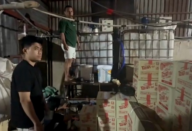 Mua hóa chất về pha chế để làm giả hàng ngàn sản phẩm nước giặt, tẩy rửa - 2