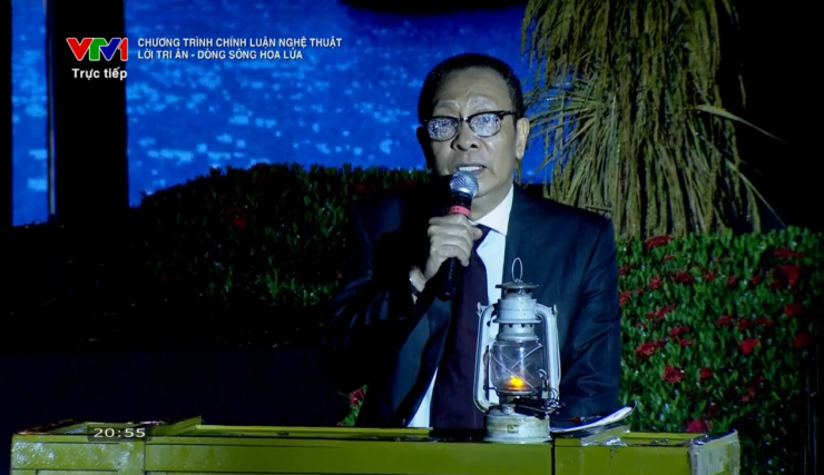 Gương mặt lẫn quần áo của nhà báo Lại Văn Sâm ướt sũng nước
