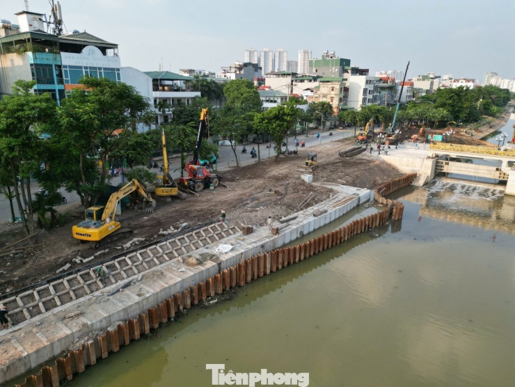Như vậy, sông Tô Lịch chính thức có 2 nguồn nước đổ vào để tạo dòng chảy "hồi sinh".