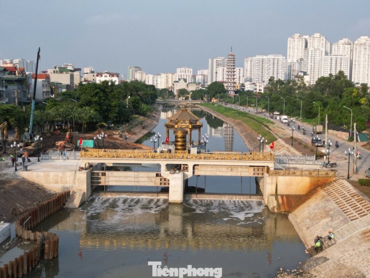Ngày 9/9, tại khu vực đầu sông Tô Lịch (giao đường Hoàng Quốc Việt, Hà Nội), đường ống dẫn nước từ hồ Tây vào con sông trên đã hoàn thành việc lắp đặt, chính thức hoạt động.