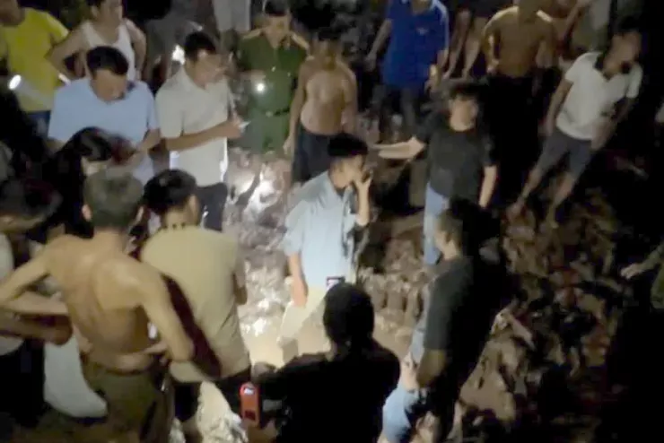 Người dân ra can ngăn và trình báo công an. Ảnh: CTV