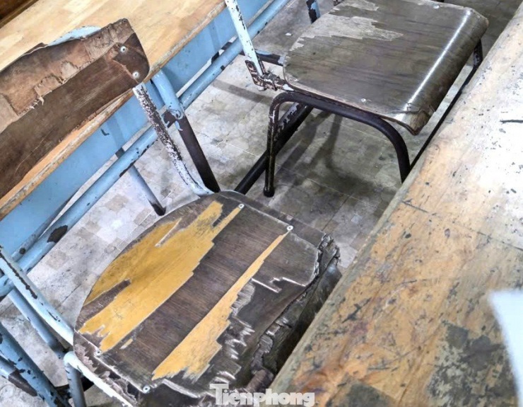 Bàn, ghế trong lớp học tại Trường Tiểu học Vĩnh Tân xuống cấp