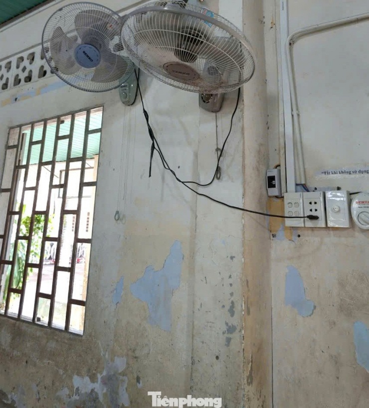 Bức tường trong lớp học đã xuống cấp