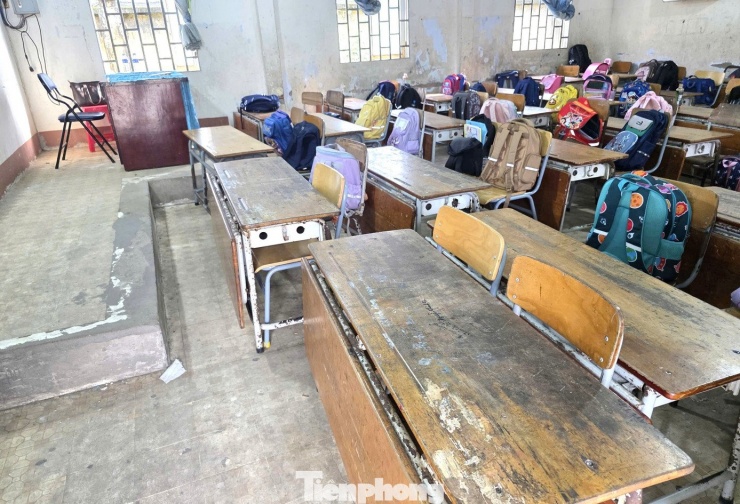 Phụ huynh rơi nước mắt nhìn phòng học của con tại trường công lập ở TPHCM - 1