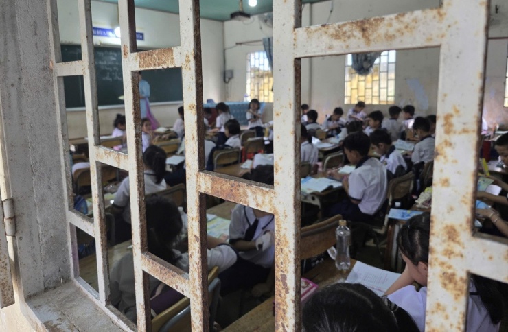 Phụ huynh rơi nước mắt nhìn phòng học của con tại trường công lập ở TPHCM - 5