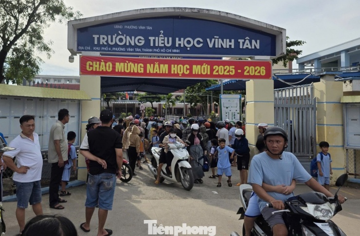 Phụ huynh rơi nước mắt nhìn phòng học của con tại trường công lập ở TPHCM - 6
